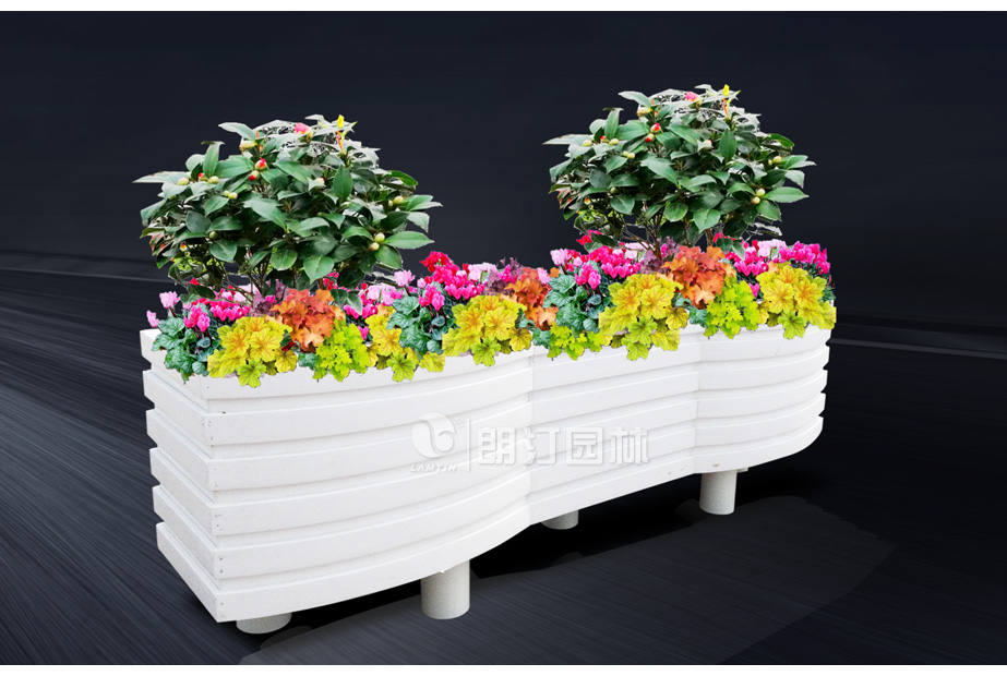 路兩邊景觀花箱